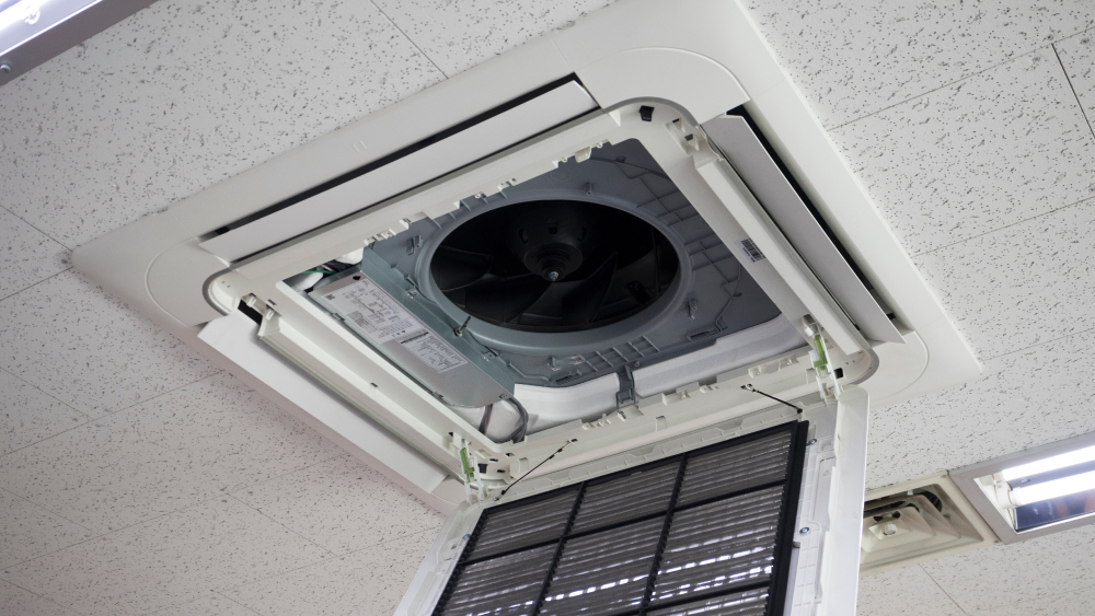 稼働中のエアコンには静電気が発生します